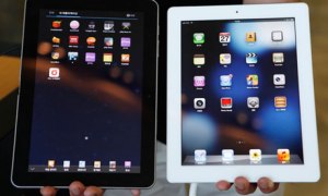 A Samsung Galaxy Tab tablet computer (left) and an Apple iPad